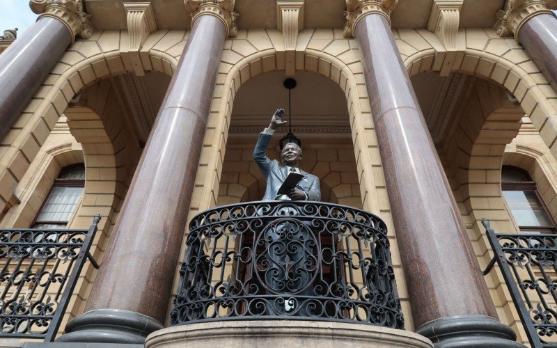 Monumento em homenagem ao primeiro discurso do Nelson Mandela apÃ³s deixar a prisÃ£o