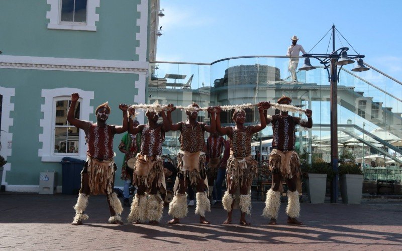 Grupo artÃ­stico Zulu se apresentando no Waterfront regiÃ£o portuÃ¡ria revitalizada de Cape Town