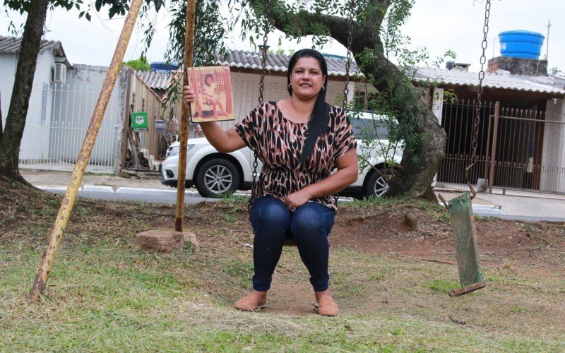 Deisi Londero na pracinha próxima de onde reside