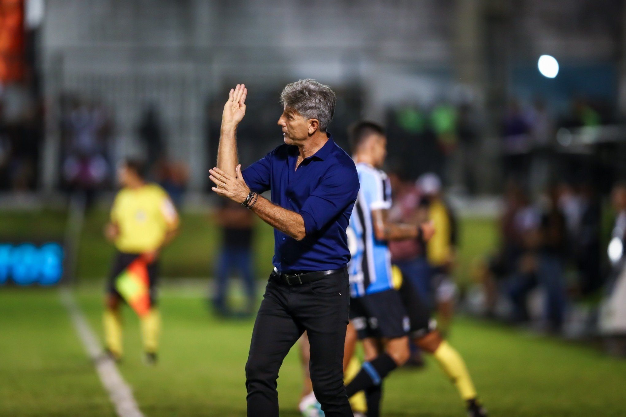 Renato justifica o time com três zagueiros e ausência de Suárez na vitória sobre o ABC