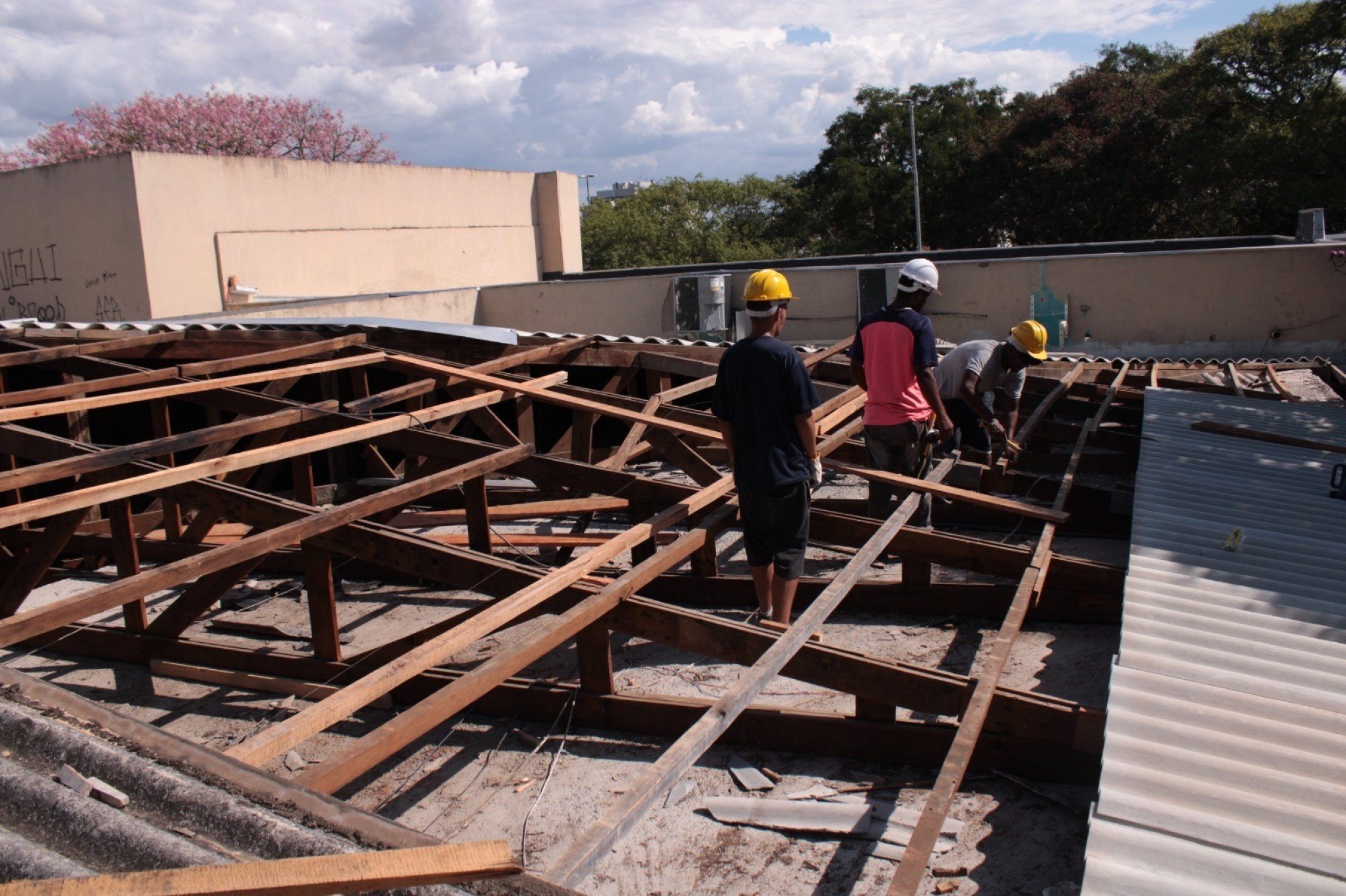 Reforma no telhado deve sanar infiltrações na biblioteca de São Leopoldo