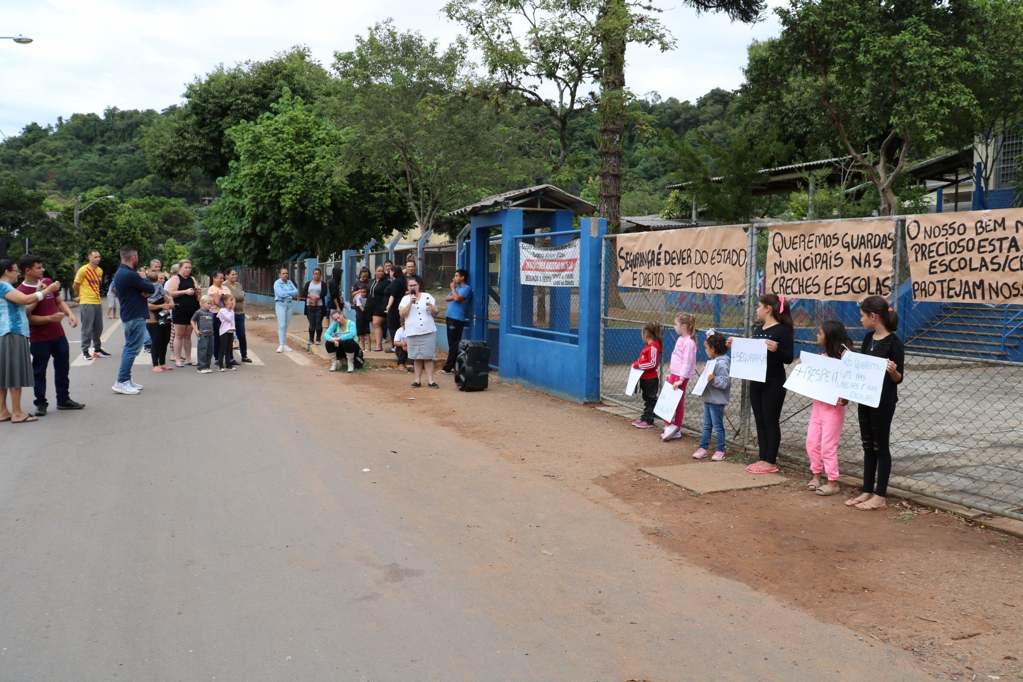 Pais e alunos fizeram um protesto para pedir a presença integral de um guarda municipal na Escola Municipal Eugênio Nelson Ritzel, no bairro Kephas