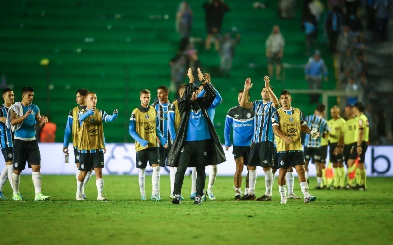 Jogadores do Grêmio agradecem o apoio da torcida em Caxias do Sul