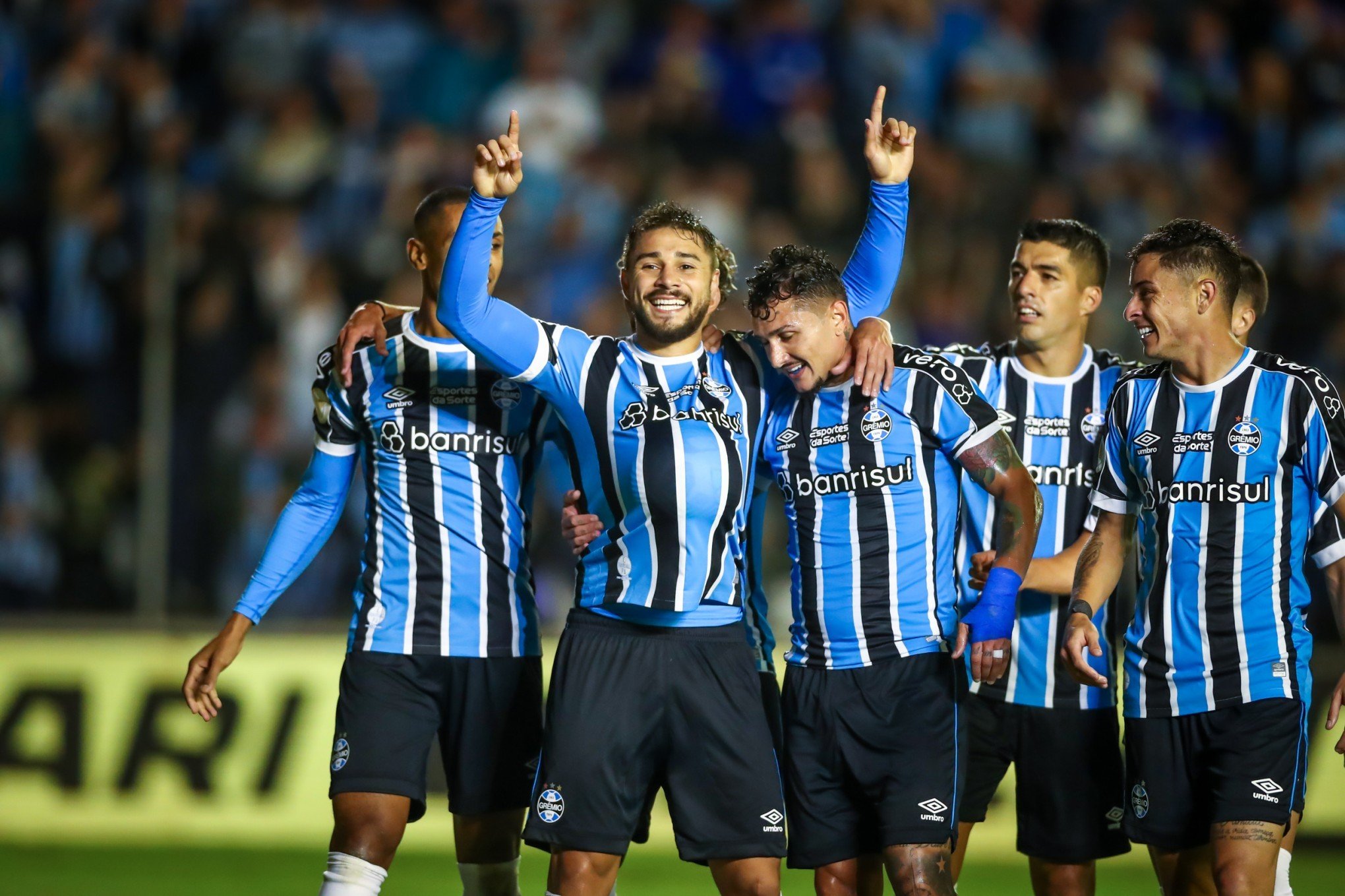 Grêmio estreia no Campeonato Brasileiro vencendo o Santos em Caxias do Sul