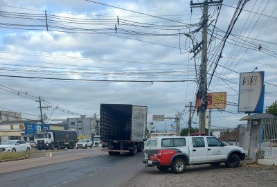 Produtos que vazaram na RS-240 podem corroer pneus dos veículos, aponta Fepam