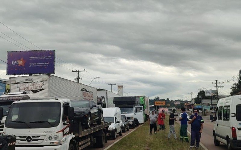 Carreta despeja carga de produto químico na pista e causa bloqueio total na RS-240