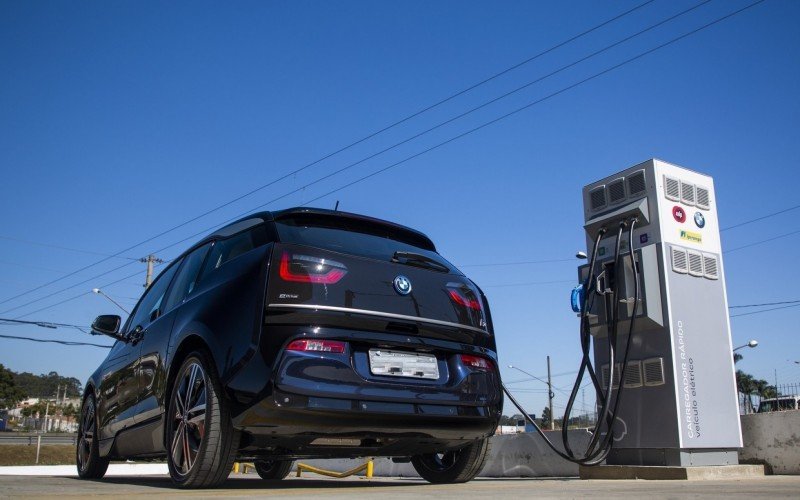 Venda de carros híbridos e elétricos dispara nas maiores cidades da região