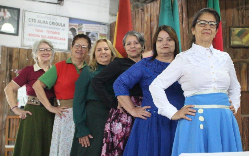 Eva Machado (blusa branca) e Noeli Pereira (vestido azul) lideram um exército de mulheres