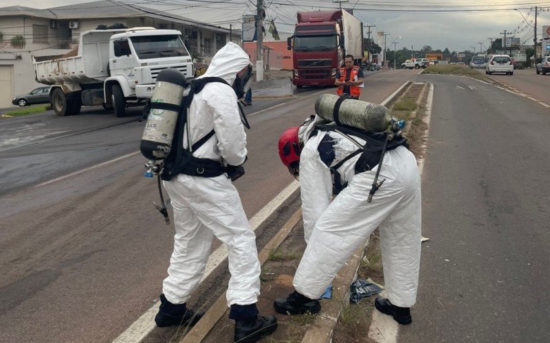 Equipes fazem o transbordo do produto. Após, será removido o caminhão e realizada a limpeza da pista