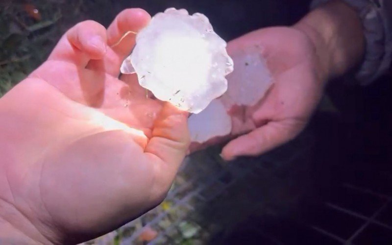 Chuva de pedra causa destruição 