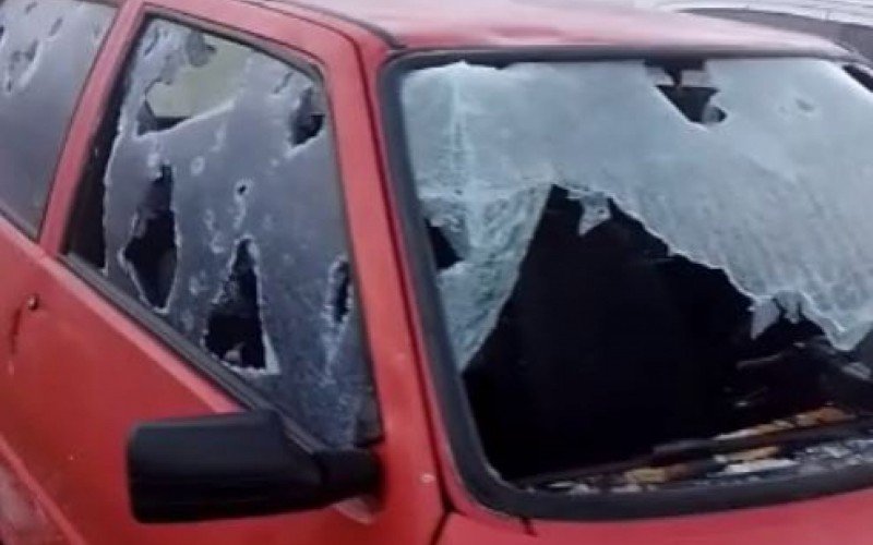 Chuva de pedra deixa vidros de carro quebrados em Guaíba