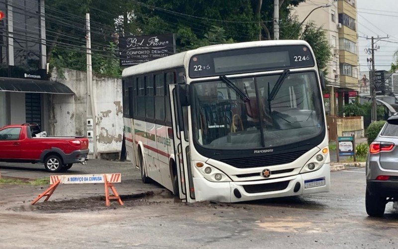 Ã”nibus fica preso em buraco de obra da Comusa e trÃ¢nsito Ã© afetado em Novo Hamburgo