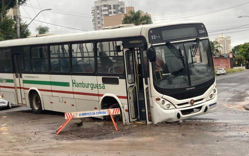 Ã”nibus fica preso em buraco de obra da Comusa e trÃ¢nsito Ã© afetado em Novo Hamburgo