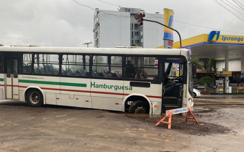 Ã”nibus fica preso em buraco de obra da Comusa e trÃ¢nsito Ã© afetado em Novo Hamburgo