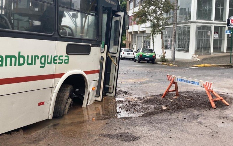 Ã”nibus fica preso em buraco de obra da Comusa e trÃ¢nsito Ã© afetado em Novo Hamburgo