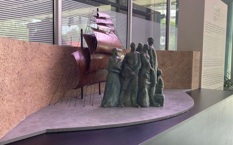 Maquete está à mostra junto com um painel explicativo