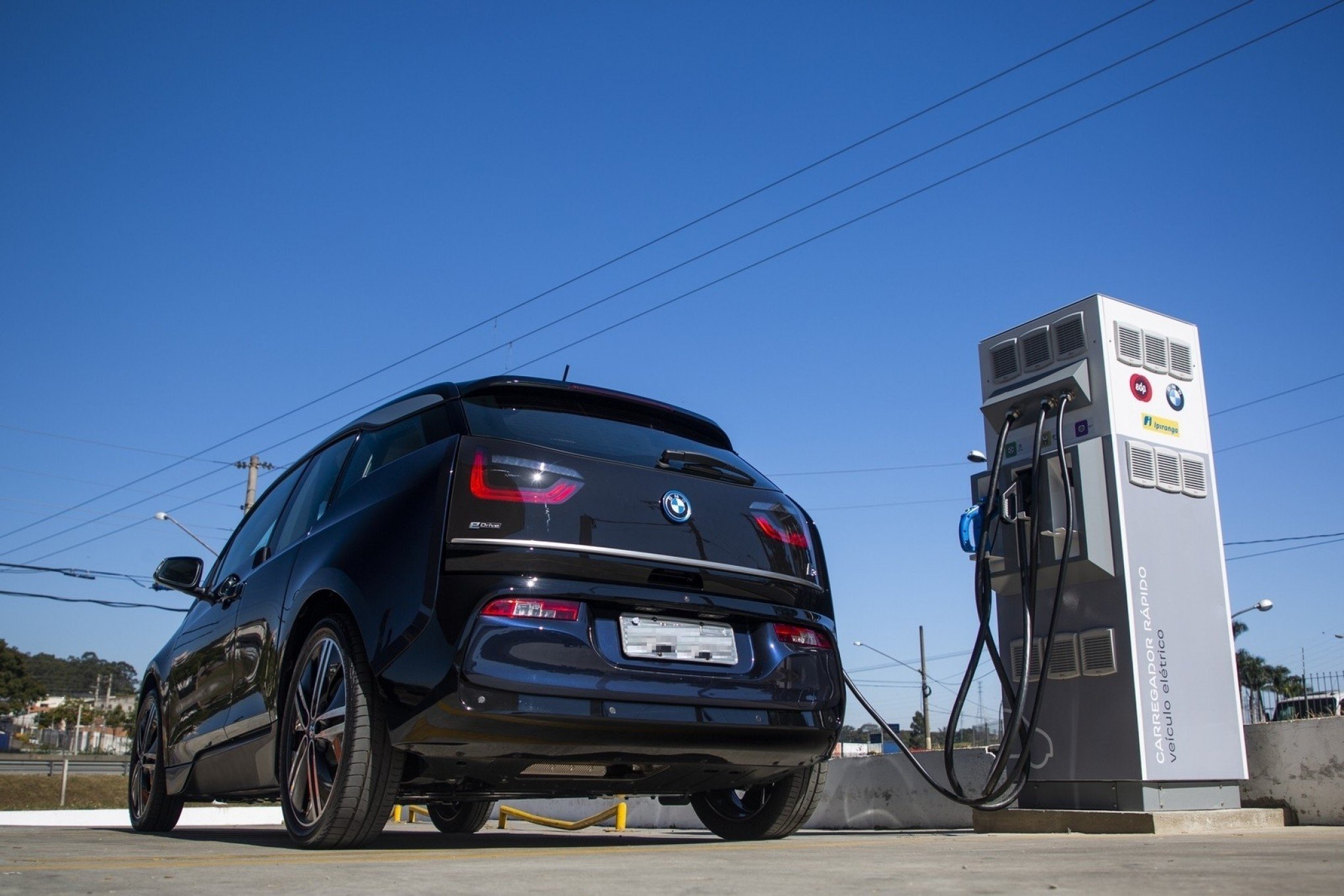 Pesquisa revela baixa oferta de carregadores elétricos no Brasil