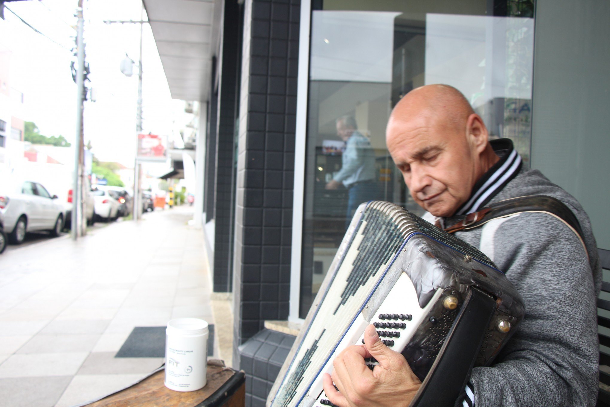 Gaiteiro cego volta a tocar em ruas de Novo Hamburgo após recuperar instrumento furtado