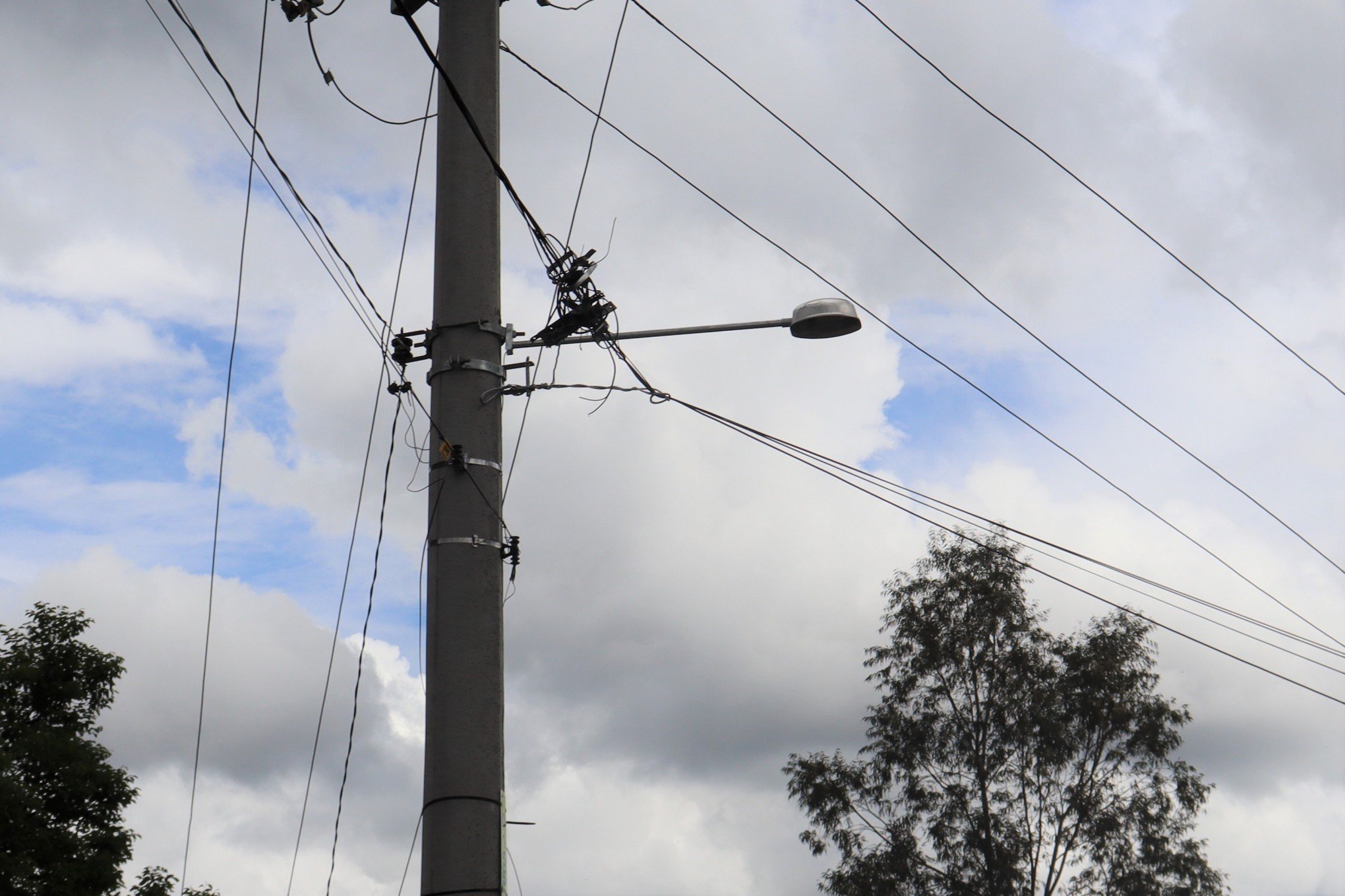 Lâmpadas comuns de postes serão trocadas por de LED a partir desta terça-feira em Gramado