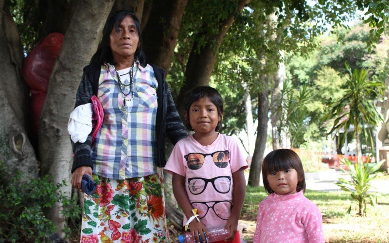 Maria Fernandez e os netos são descendentes do povo Guarani