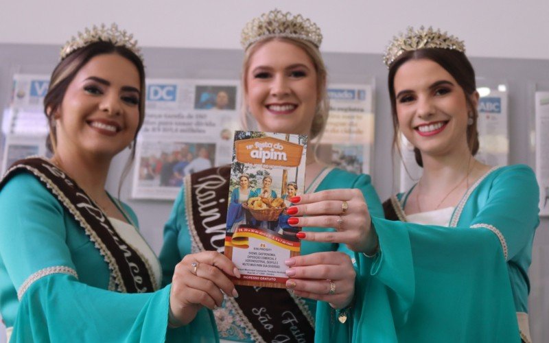 Corte da Festa do Aipim de São José do Hortêncio,  rainha Taíse Janaina Klein, pelas as princesas Sabrina Bender Franz e Érica Wagner,