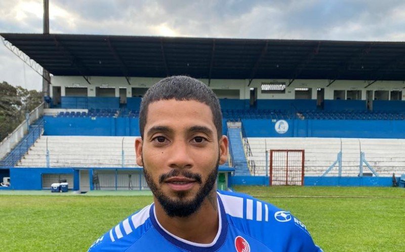 Raphael chega para a posição de lateral-esquerdo