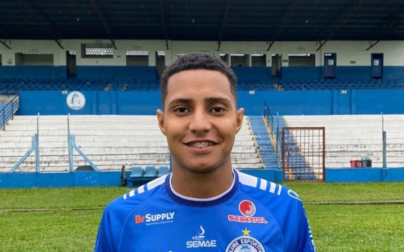 Wesllen vai brigar pela vaga na lateral direita