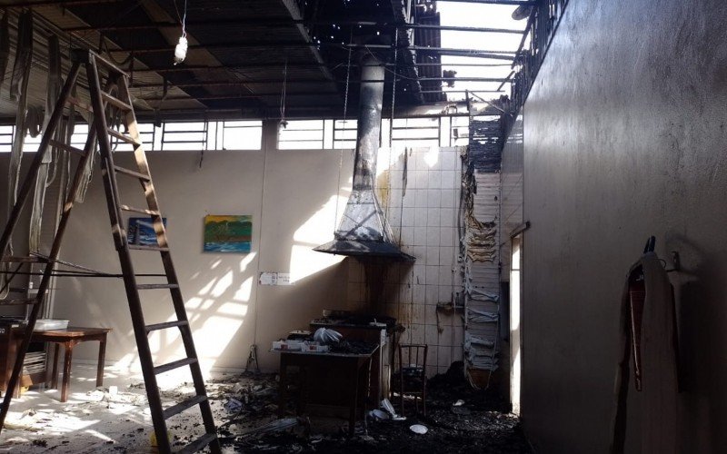 IncÃªndio destrÃ³i cozinha de restaurante no Vale do Sinos