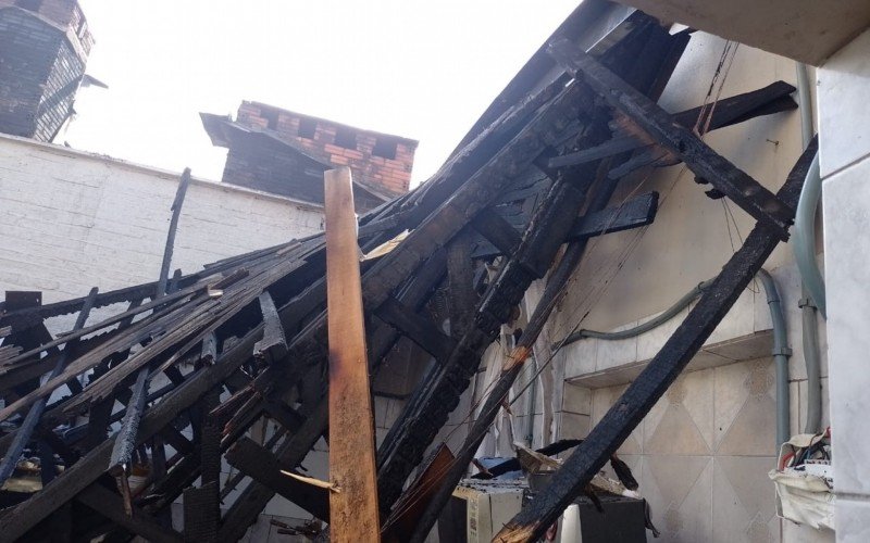 IncÃªndio destrÃ³i cozinha de restaurante no Vale do Sinos