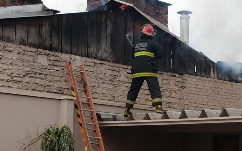 IncÃªndio destrÃ³i cozinha de restaurante no Vale do Sinos