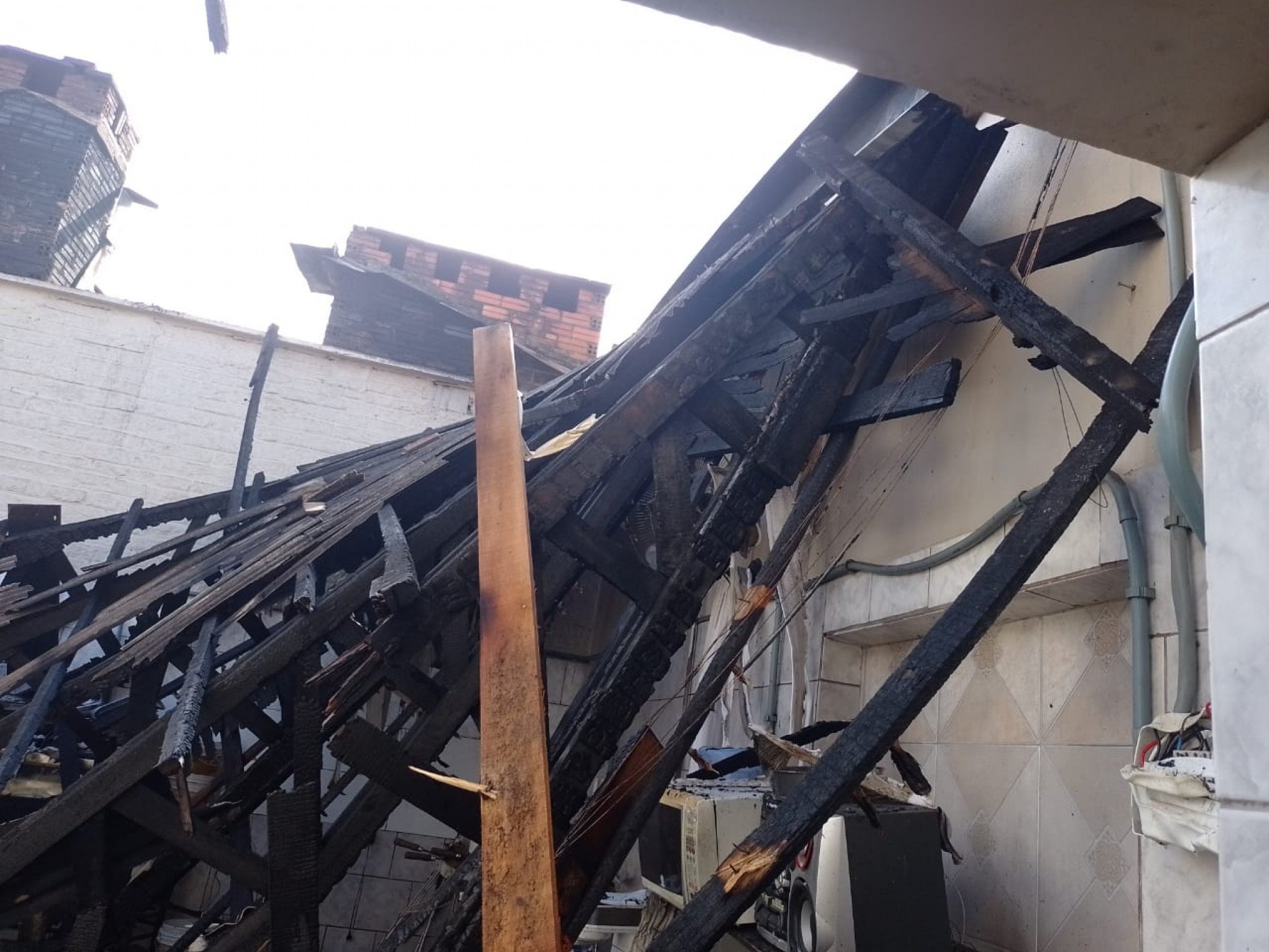 VÍDEO: Cozinha de restaurante é destruída por incêndio no Vale do Sinos
