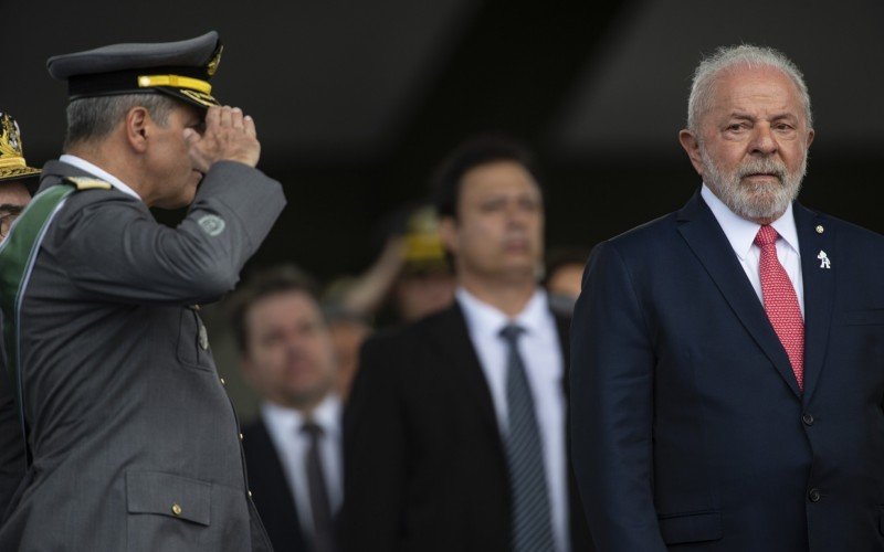 O comandante do Exército, General Tomás Paiva, e o presidente Luiz Inácio Lula da Silva, o durante cerimônia comemorativa do Dia do Exército