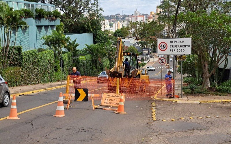 Conserto de infiltração interdita trecho da Rua Marcílio Dias; veja rota alternativa