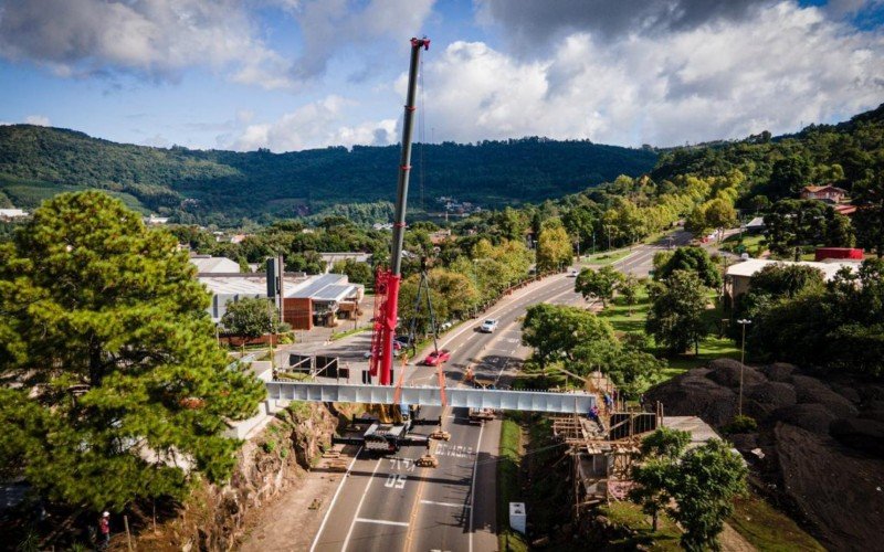 Na terça-feira, as vigas de sustentação do viaduto foram içadas