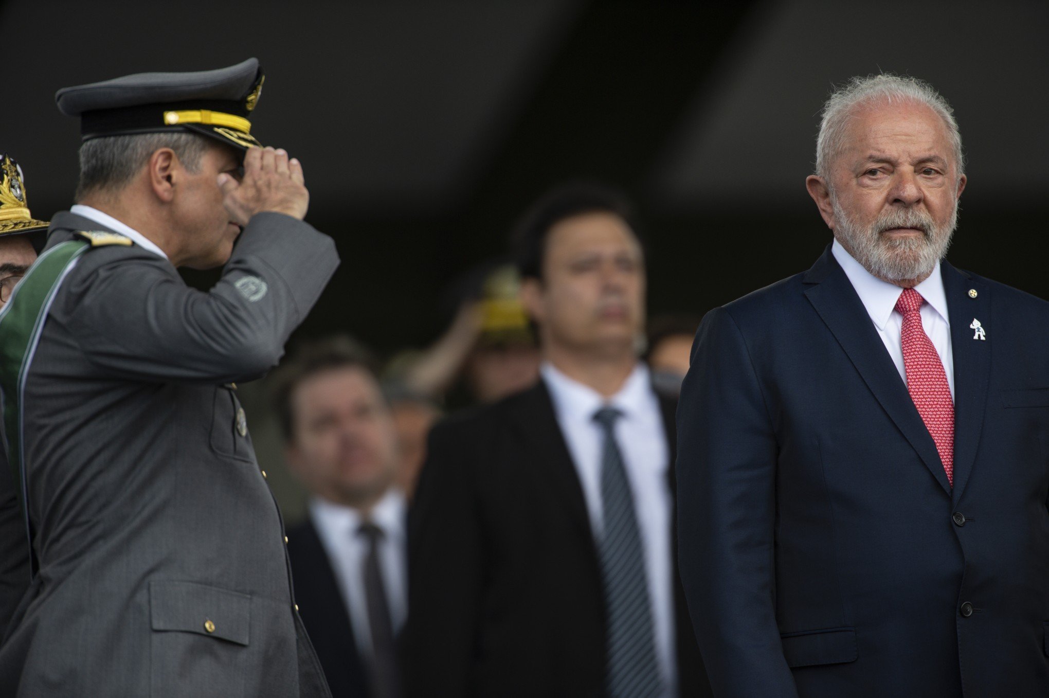Exército deve ser "apolítico", diz comandante em cerimônia com Lula