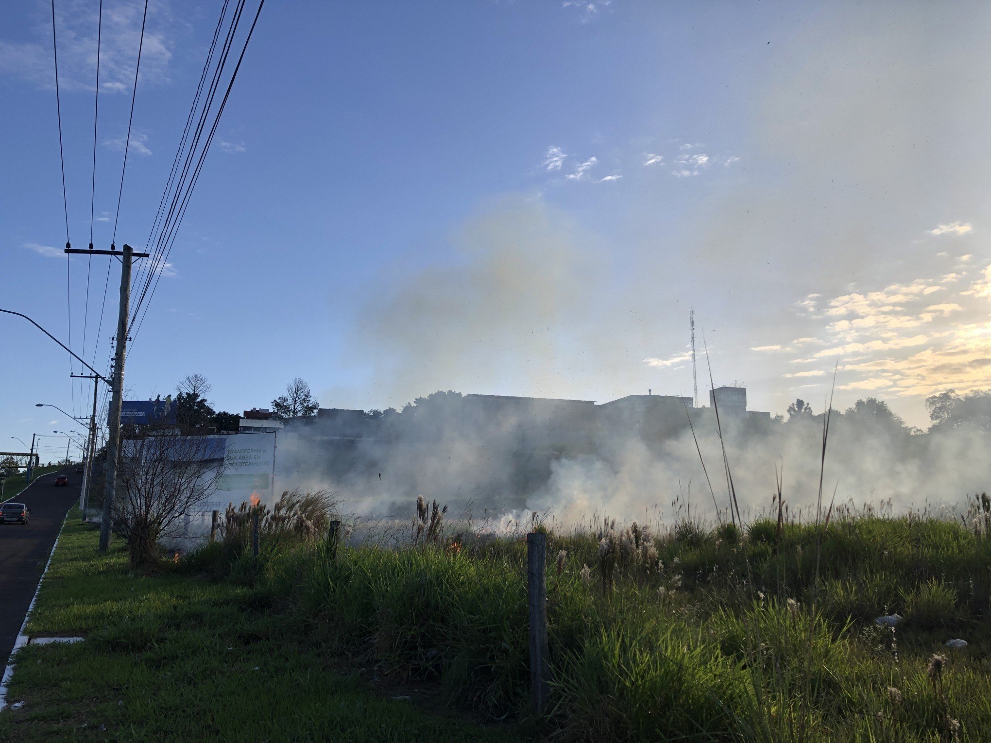 VÍDEO: Incêndio atinge área de mata às margens da BR-116