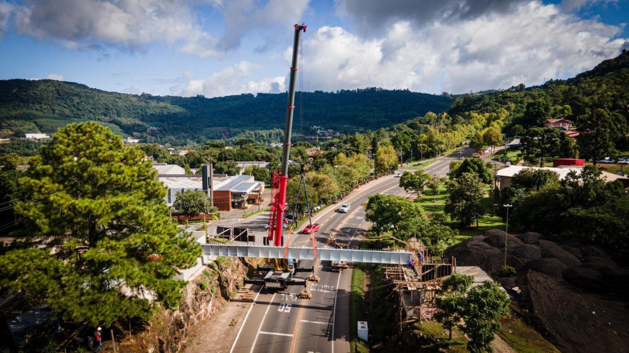 Novo viaduto da RS-115, no bairro Várzea Grande, recebe pré-lajes nesta quarta-feira