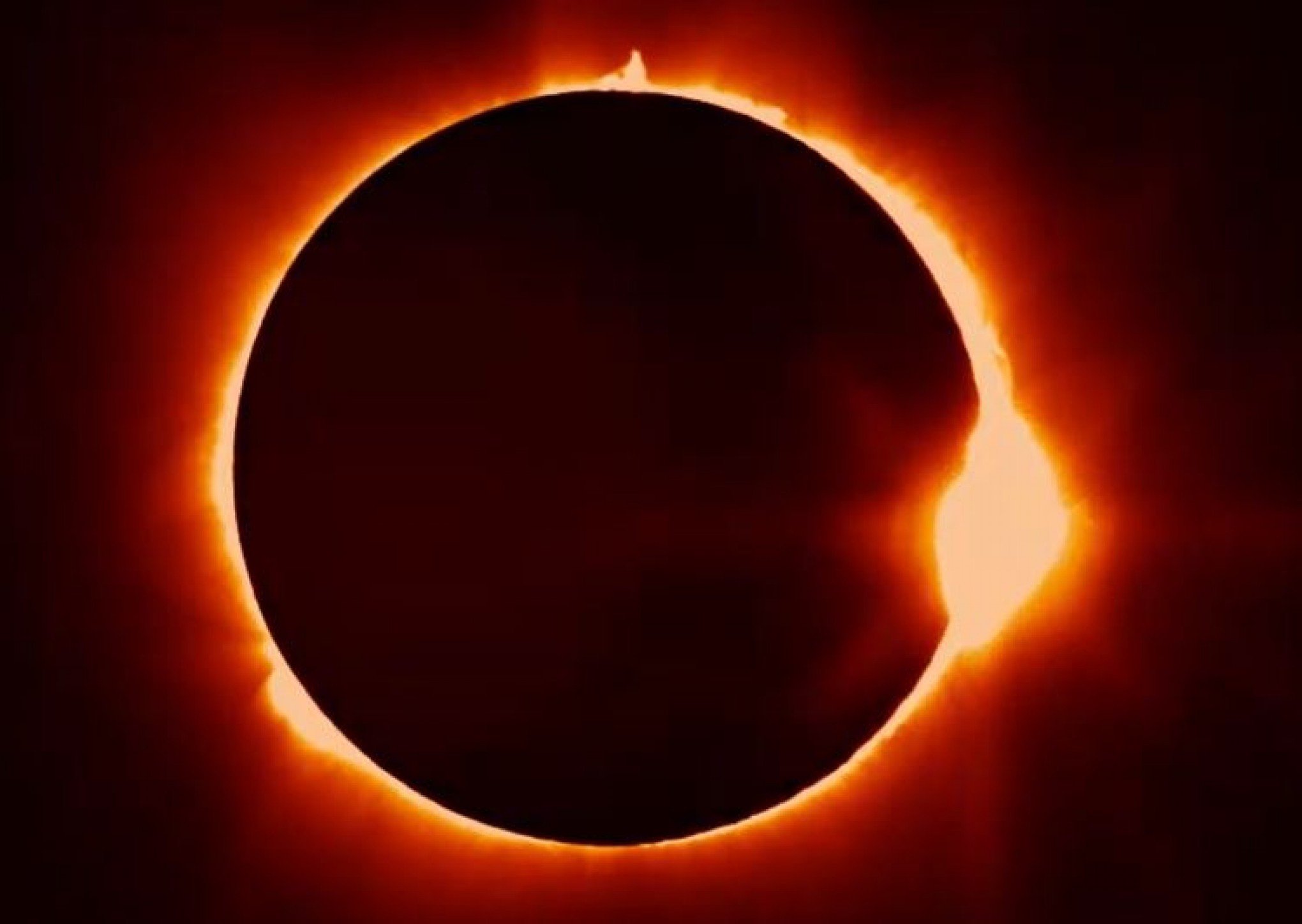 ECLIPSE SOLAR HÍBRIDO: Vídeo mostra exato momento do raro fenômeno