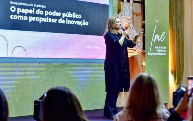 Fatima Daudt palestra em evento na cidade de Bento Gonçalves