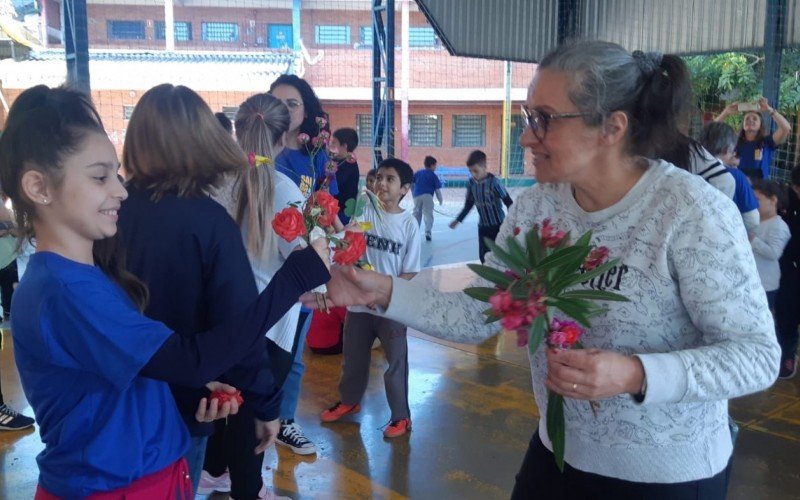 Na Emef Salgado Filho, Giovanna entregou flor para a professora Alessandra durante ação 