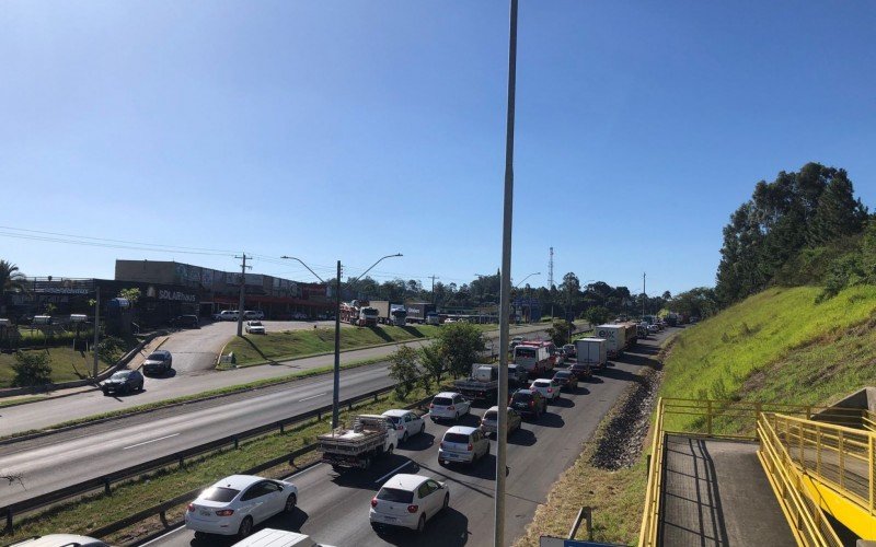 BR-116 tem trânsito lento na tarde desta quinta-feira