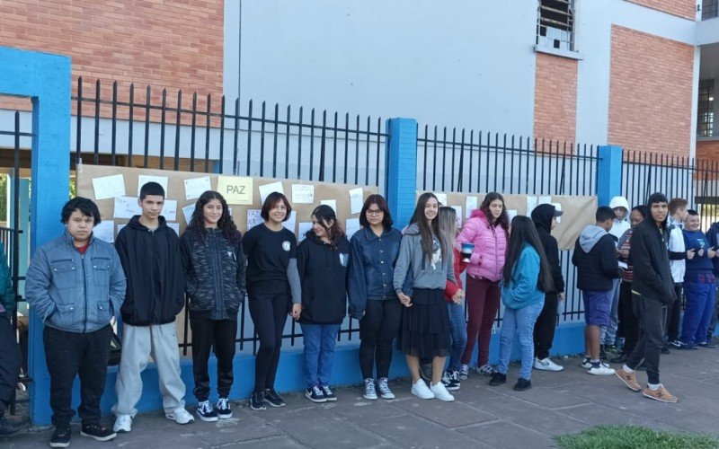 ManifestaÃ§Ã£o tambÃ©m foram feitas na Escola Estadual Kurt Walzer, no bairro Kephas