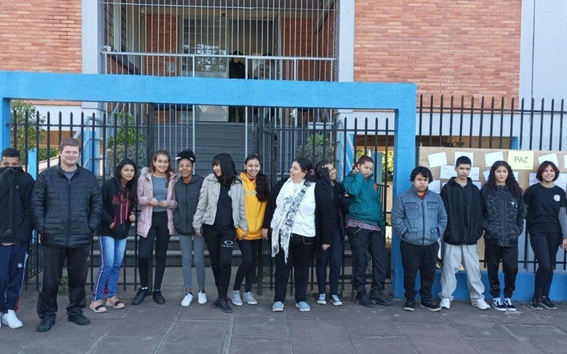 ManifestaÃ§Ã£o tambÃ©m foram feitas na Escola Estadual Kurt Walzer, no bairro Kephas
