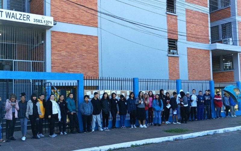 ManifestaÃ§Ã£o tambÃ©m foram feitas na Escola Estadual Kurt Walzer, no bairro Kephas