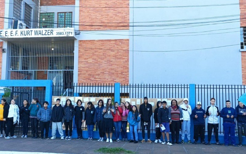 ManifestaÃ§Ã£o tambÃ©m foram feitas na Escola Estadual Kurt Walzer, no bairro Kephas