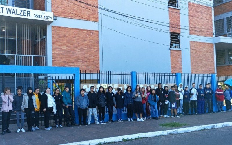 ManifestaÃ§Ã£o tambÃ©m foram feitas na Escola Estadual Kurt Walzer, no bairro Kephas