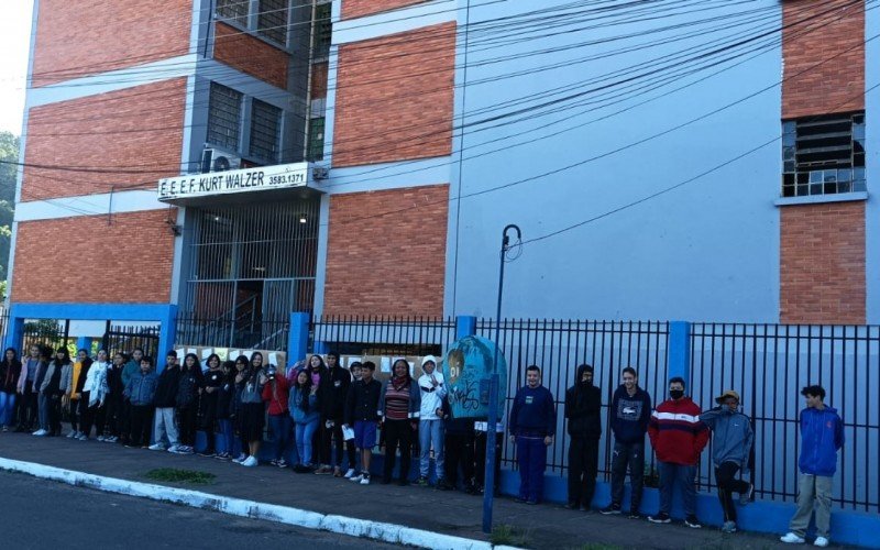 ManifestaÃ§Ã£o tambÃ©m foram feitas na Escola Estadual Kurt Walzer, no bairro Kephas