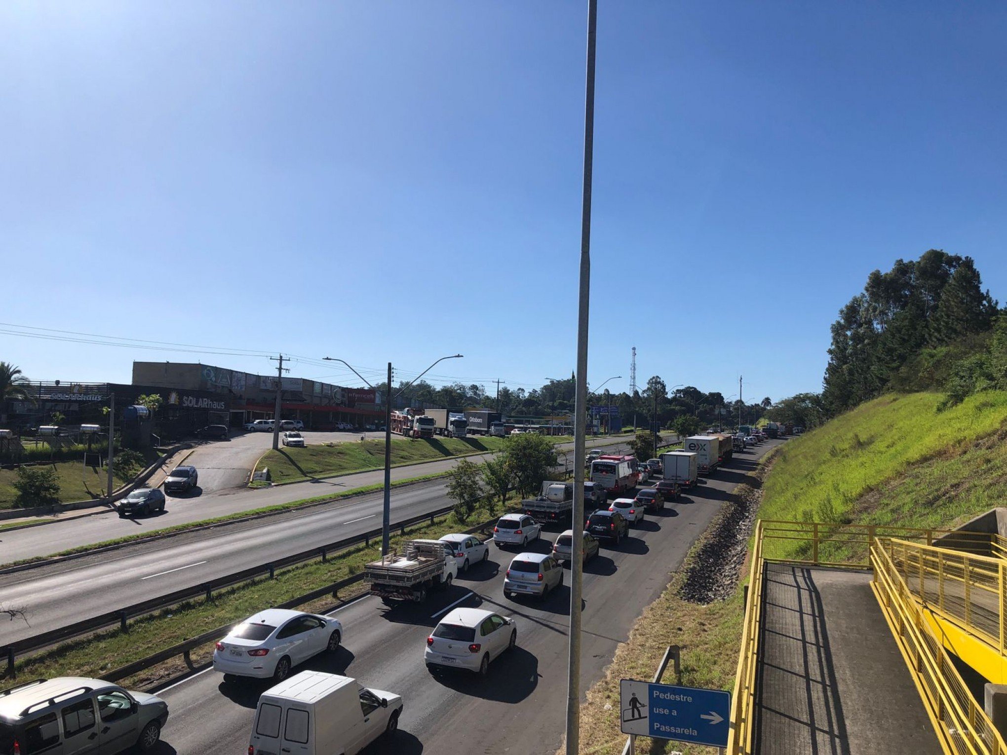 Trânsito lento na BR-116, em Novo Hamburgo