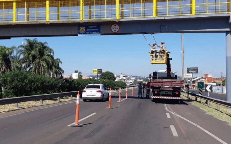 Pintura de passarela causa estreitamento de pista na BR-116, em São Leopoldo