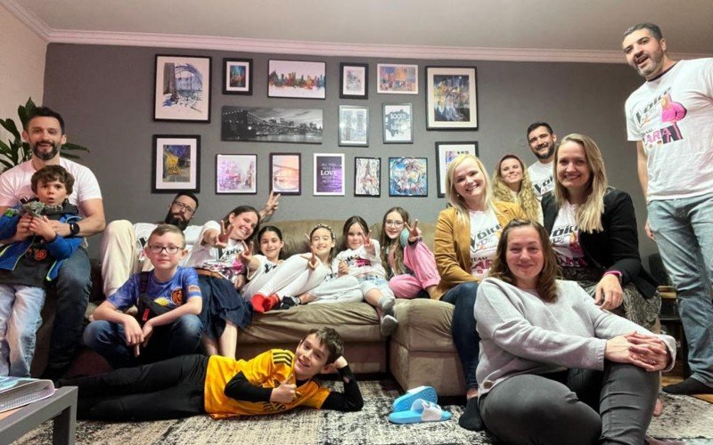 Lara recebeu uma surpresa da família  para assistir sua participação em mais uma fase do The Voice Kids na Alemanha   